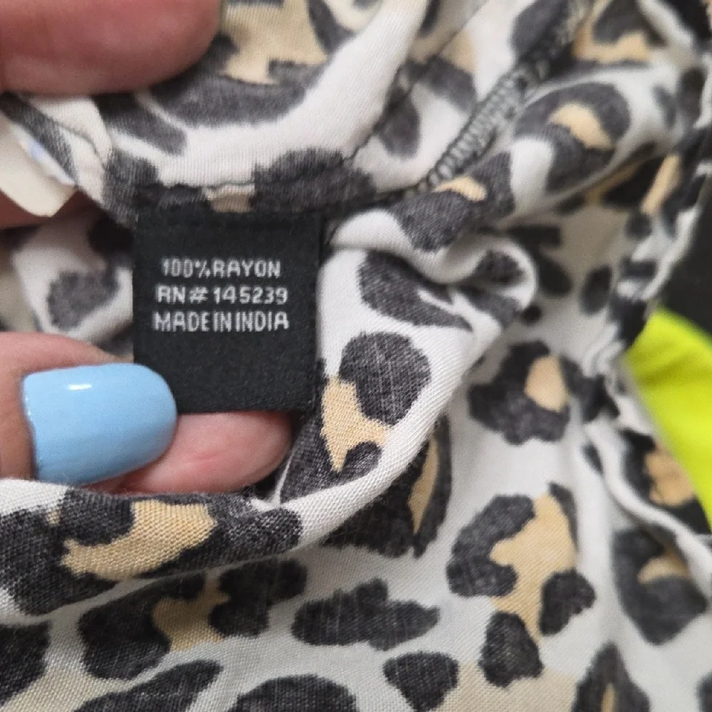 Style Envy Leopard Print Button-Down Shirt Small Sz [1143]